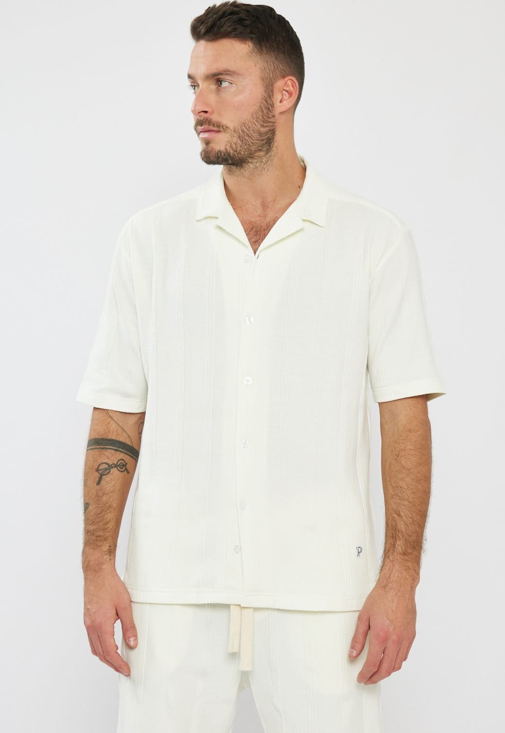 חולצה מכופתרת קצרה
